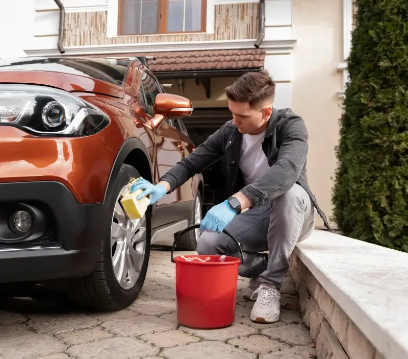 Lavage auto à domicile Champignol-lez-Mondeville : professionnel intervenant sur un véhicule